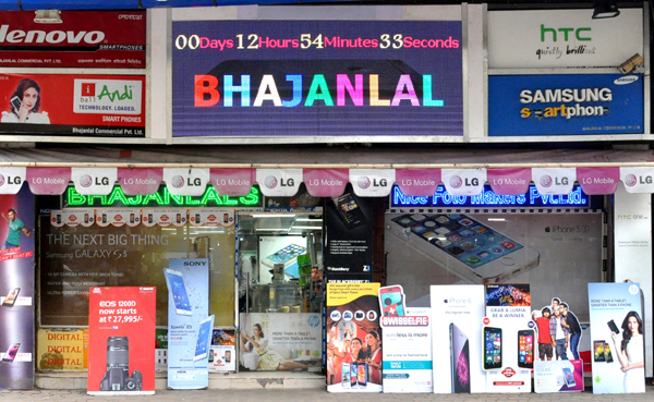 Bhajanlal to remain open all night for Apple iPhone6 launch